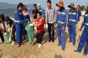 500 người tham gia nhặt rác ở bãi biển Đà Nẵng
