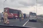 Xe khách va chạm xe quét đường trên cao tốc, 4 người bị thương
