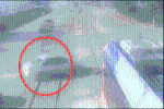 Clip: Vượt đèn đỏ rồi lao qua đường ray, ô tô bị tàu hỏa kéo lê 10m