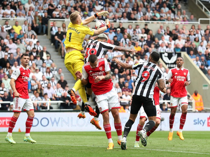 Newcastle và Man United gục ngã, Liverpool chờ hưởng lợi Top 4