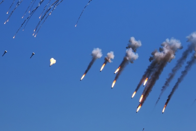 Thế giới - Xe tăng Nga phô diễn sức mạnh huỷ diệt khi đối đầu xe tăng Ukraine (Hình 3).