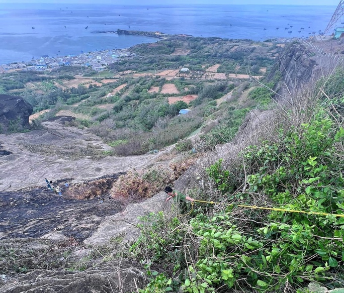 Nam du khách tử vong bất thường trên đỉnh núi ở đảo Phú Quý - Ảnh 1.