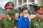 CLIP: Cựu chủ tịch, phó chủ tịch UBND Bình Thuận mặc áo xanh, đi dép lê tới tòa