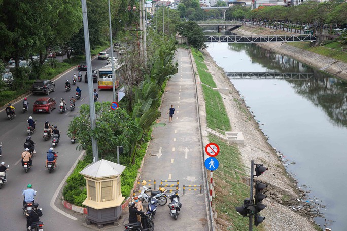 Tuyến đường đi bộ ven sông Tô Lịch nhếch nhác, mất mĩ quan - Ảnh 1.