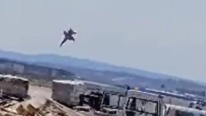 Tiêm kích F-18 nổ như cầu lửa sau khi lao xuống gần đường cao tốc - Ảnh 1.