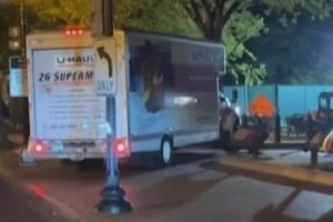 Xe tải đâm vào hàng rào an ninh gần Nhà Trắng
