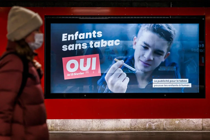 Biển quảng cáo thuốc lá nhằm vào giới trẻ tại Thuỵ Sĩ. Ảnh: NYT.