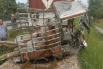 Cố vượt đường sắt, xe tự chế bị tàu hỏa tông văng ra xa khiến 2 người thương vong