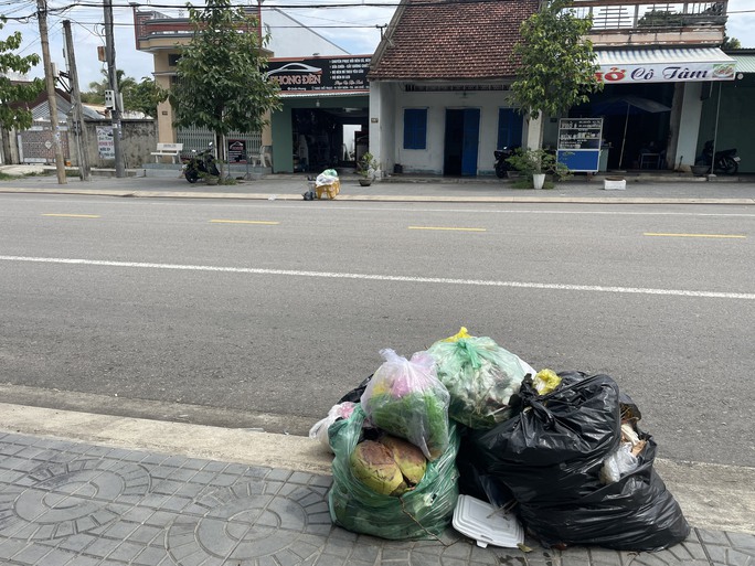 Xe chở rác chưa đăng kiểm được, thị xã tràn ngập rác thải - Ảnh 3.