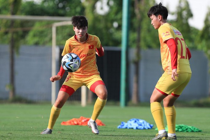 Tuyển nữ Việt Nam làm quen với trái bóng dành riêng cho World Cup nữ 2023 - Ảnh 1.