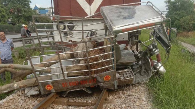 Cố vượt đường sắt, xe tự chế bị tàu hỏa tông văng ra xa khiến 2 người  thương vong - Ảnh 1.