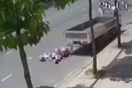 Xe máy chở ba tông vào xe tải, 2 học sinh tử vong