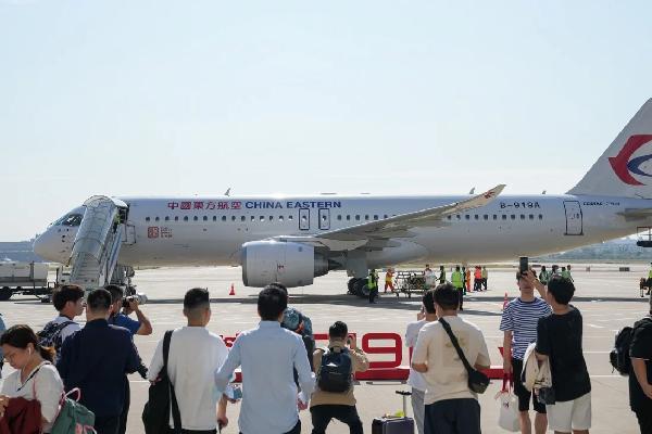 Trung Quốc thực hiện chuyến bay thương mại đầu tiên bằng máy bay tự sản xuất
