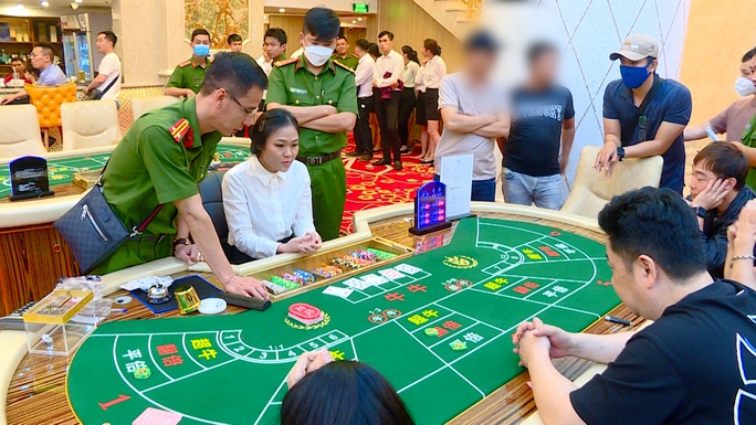 Khởi tố vụ án đánh bạc dưới tầng hầm khách sạn 5 sao ở Nha Trang - Ảnh 1.
