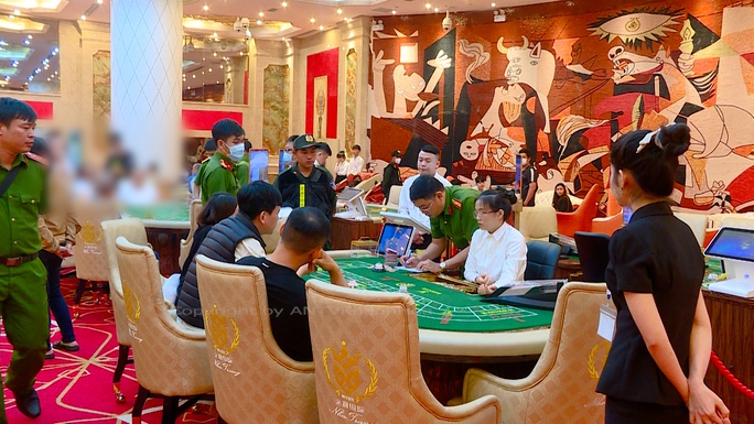 Khởi tố vụ án đánh bạc dưới tầng hầm khách sạn 5 sao ở Nha Trang - Ảnh 2.