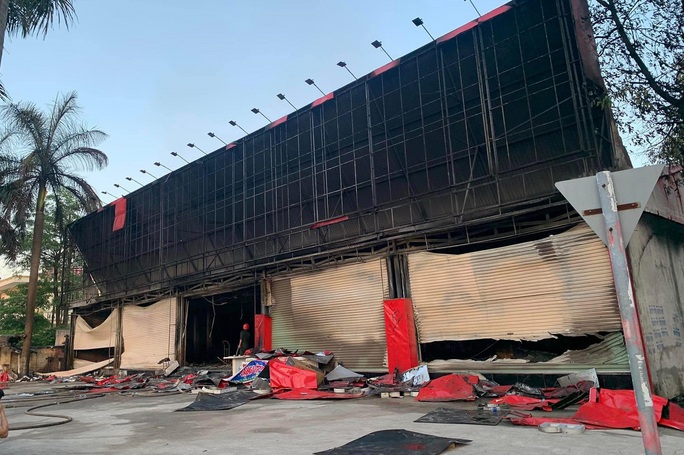 Cháy siêu thị MediaMart lúc nửa đêm, thiệt hại hàng tỉ đồng - Ảnh 1.