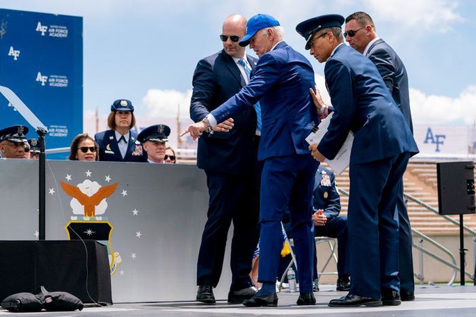Tổng thống Biden ngã trên sân khấu Học viện Không quân - Ảnh 3.