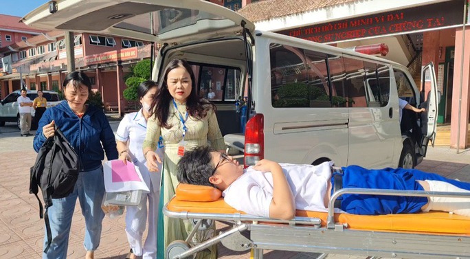 Xúc động hình ảnh Giám đốc Sở Giáo dục đào tạo Quảng Trị đưa thí sinh bị tai nạn vào phòng thi - Ảnh 1.