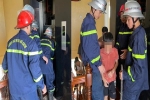 Giải cứu bé trai 11 tuổi mắc kẹt trong thang máy