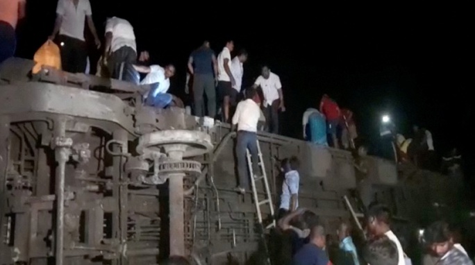 Tai nạn đường sắt kinh hoàng tại Ấn Độ, hơn 200 người thiệt mạng - Ảnh 1.