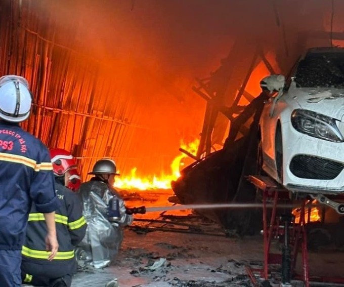 Xã hội - Hà Nội: Cháy lớn tại xưởng sửa chữa ôtô ở phường Cầu Diễn