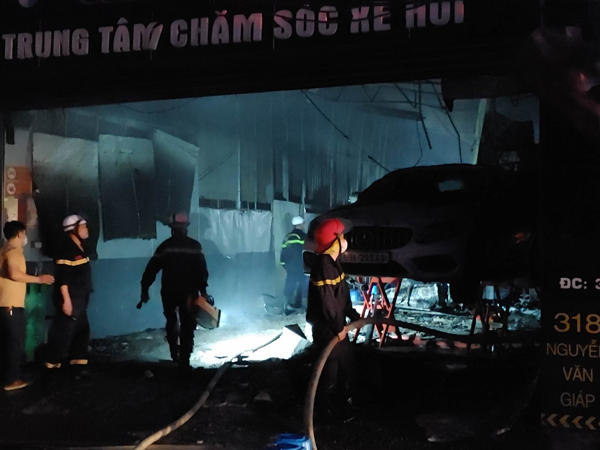 Xã hội - Hà Nội: Cháy lớn tại xưởng sửa chữa ôtô ở phường Cầu Diễn (Hình 2).