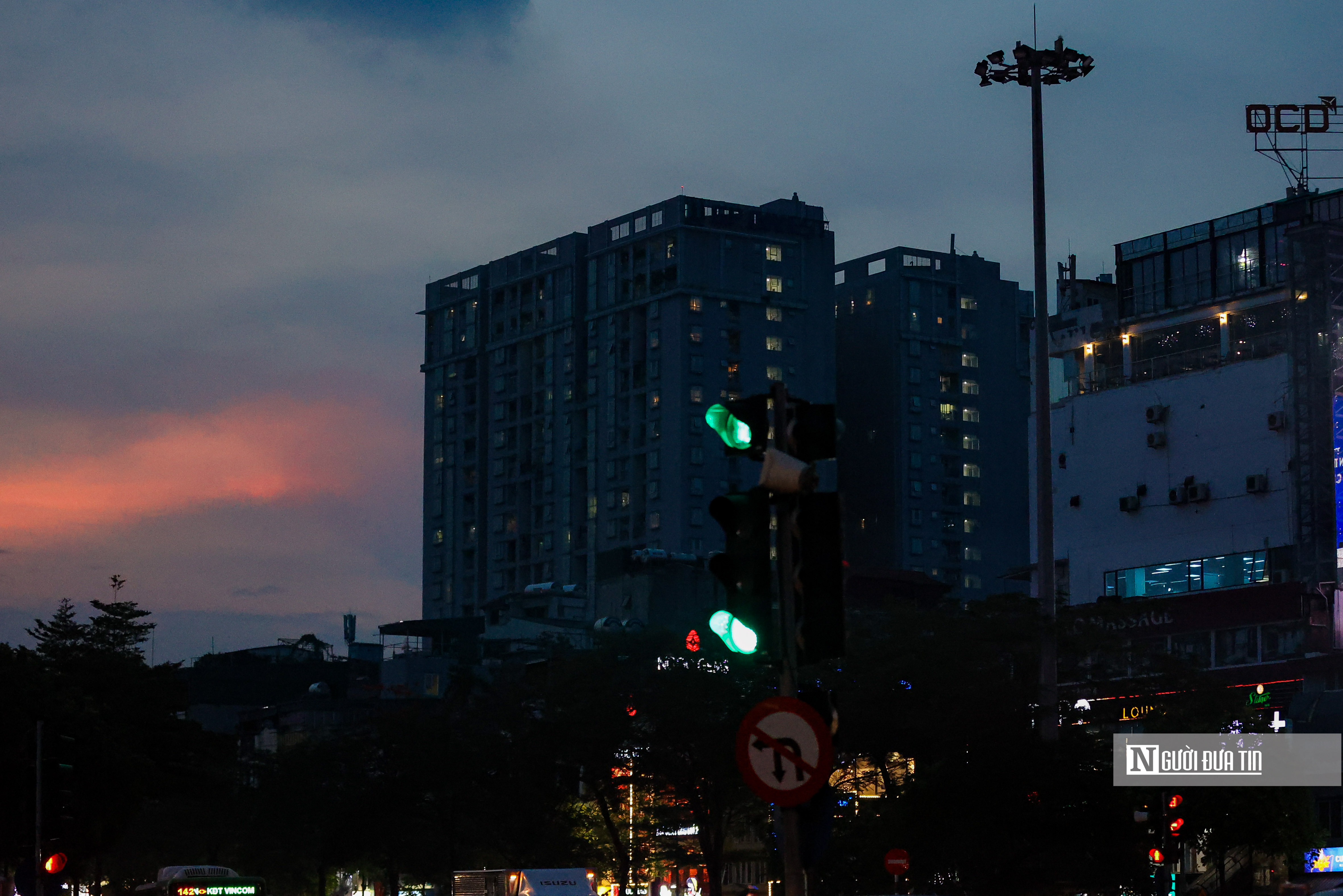 Dân sinh - Hà Nội: Nhiều tuyến đường, tòa nhà tối sầm vì cắt giảm tiêu thụ điện (Hình 3).