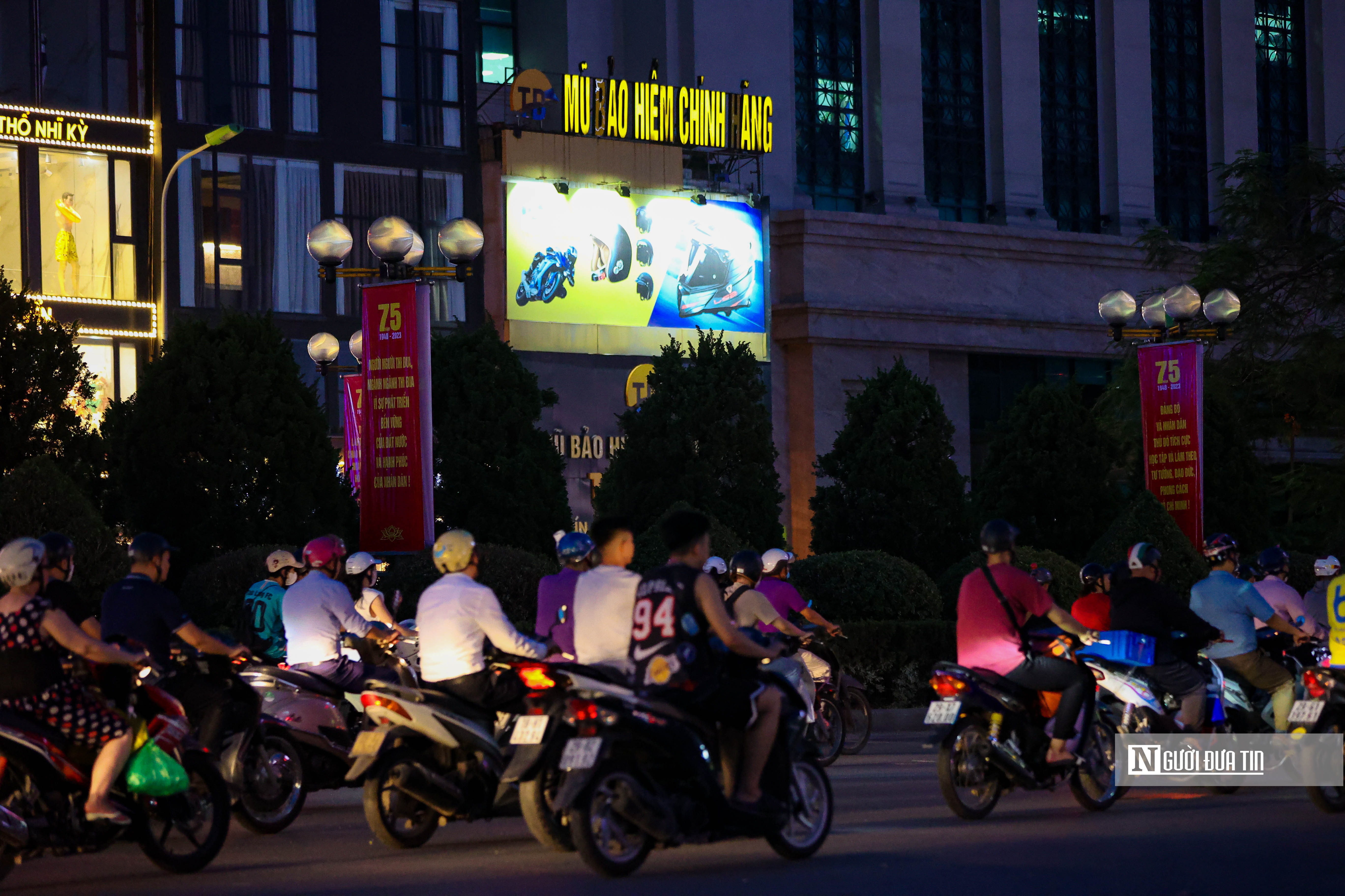 Dân sinh - Hà Nội: Nhiều tuyến đường, tòa nhà tối sầm vì cắt giảm tiêu thụ điện (Hình 4).