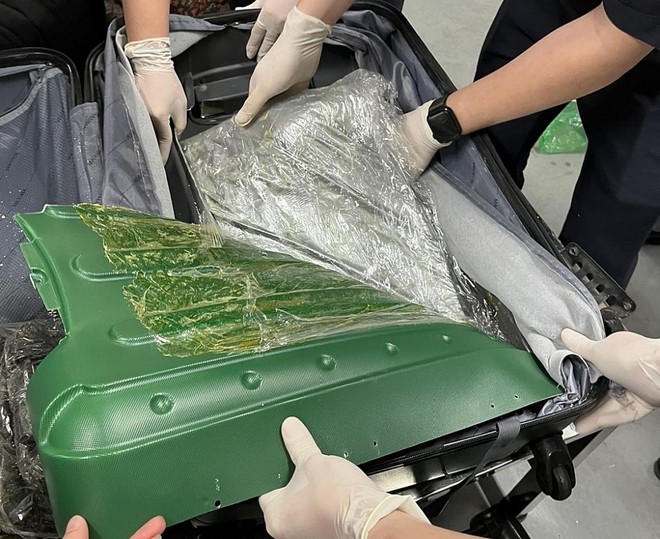Người nước ngoài cất giấu ma túy trong đế giày dép, đáy va li đi máy bay về Việt Nam ảnh 2