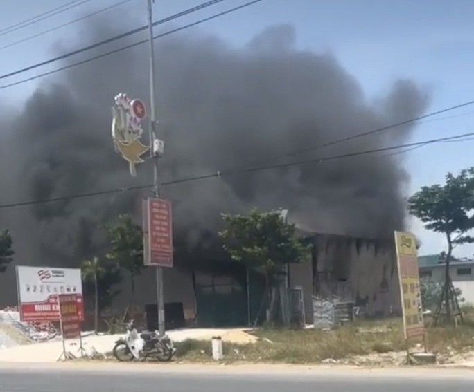 Quảng Bình: Cháy lớn gây hỗn loạn ở thị trấn Kiến Giang - Ảnh 1.