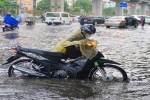 Cơn mưa lớn bất chợt giữa trưa khiến đường phố Hà Nội ngập sâu