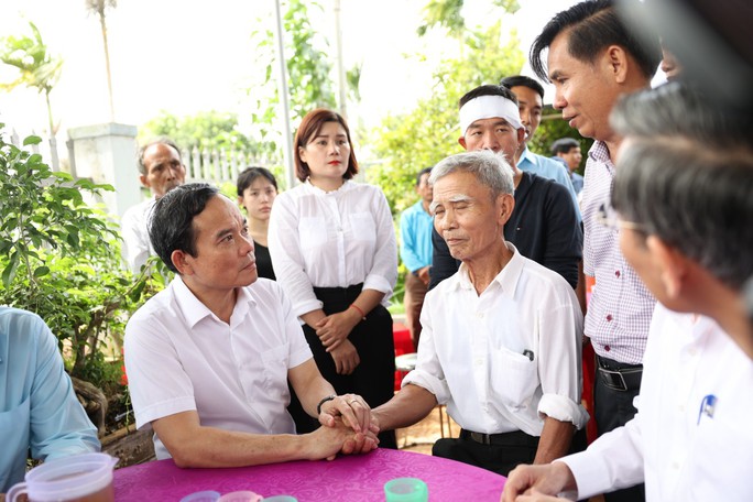 Phó Thủ tướng Trần Lưu Quang thăm, viếng gia đình các nạn nhân vụ nổ súng tại Đắk Lắk