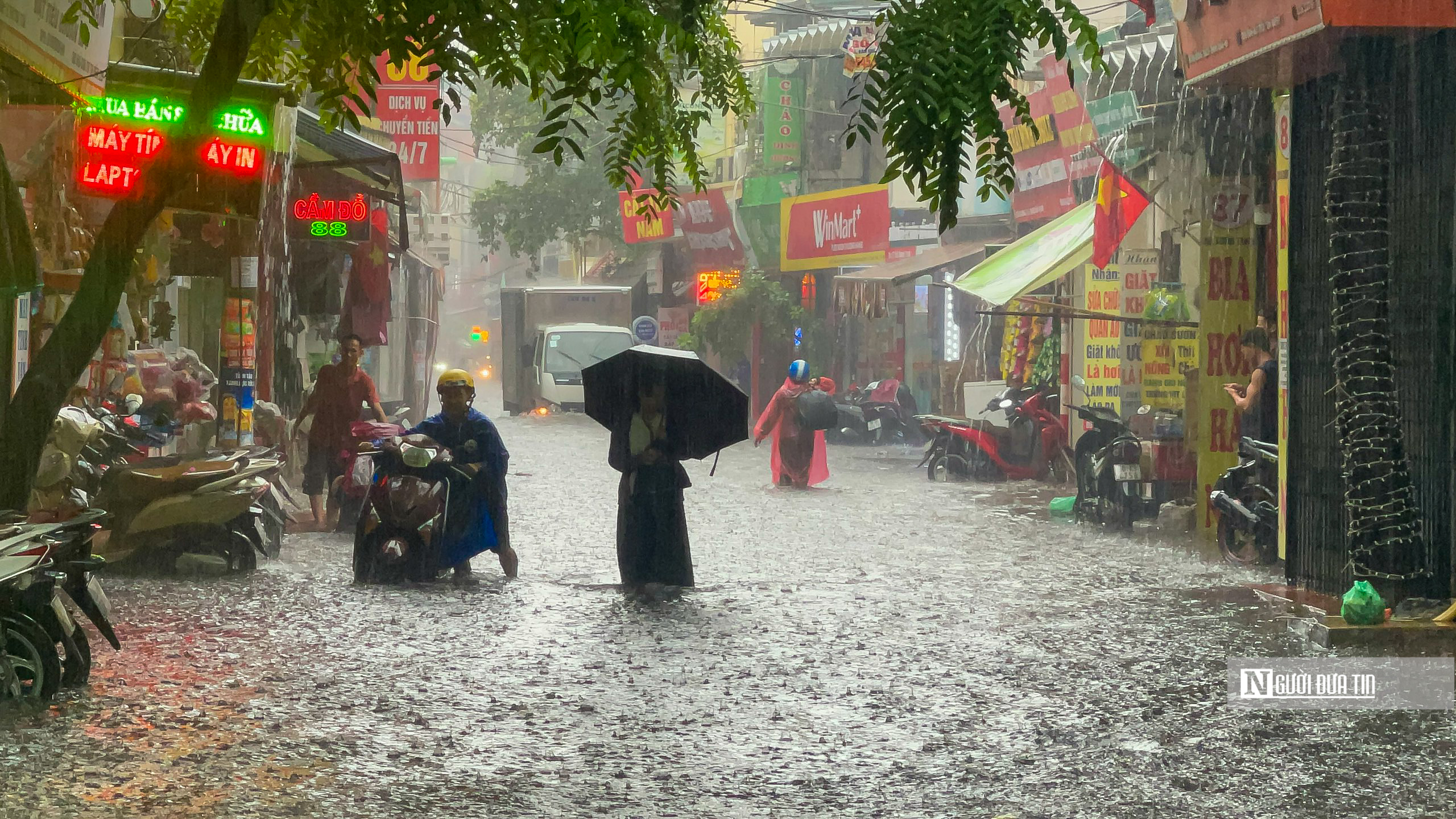 Dân sinh - Cơn mưa lớn bất chợt giữa trưa khiến đường phố Hà Nội ngập sâu