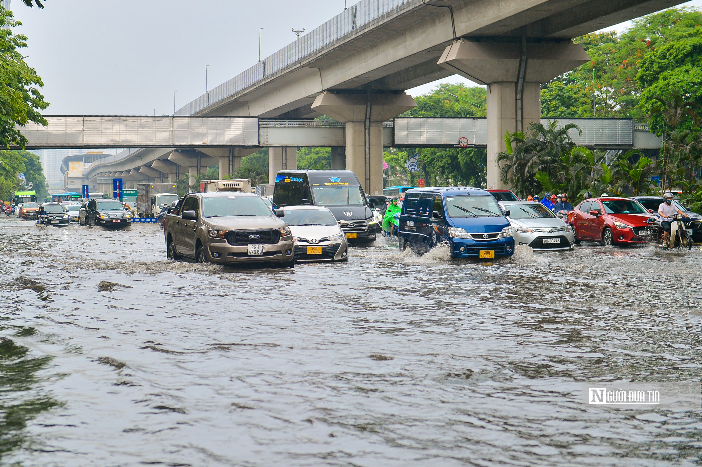 Dân sinh - Cơn mưa lớn bất chợt giữa trưa khiến đường phố Hà Nội ngập sâu (Hình 6).