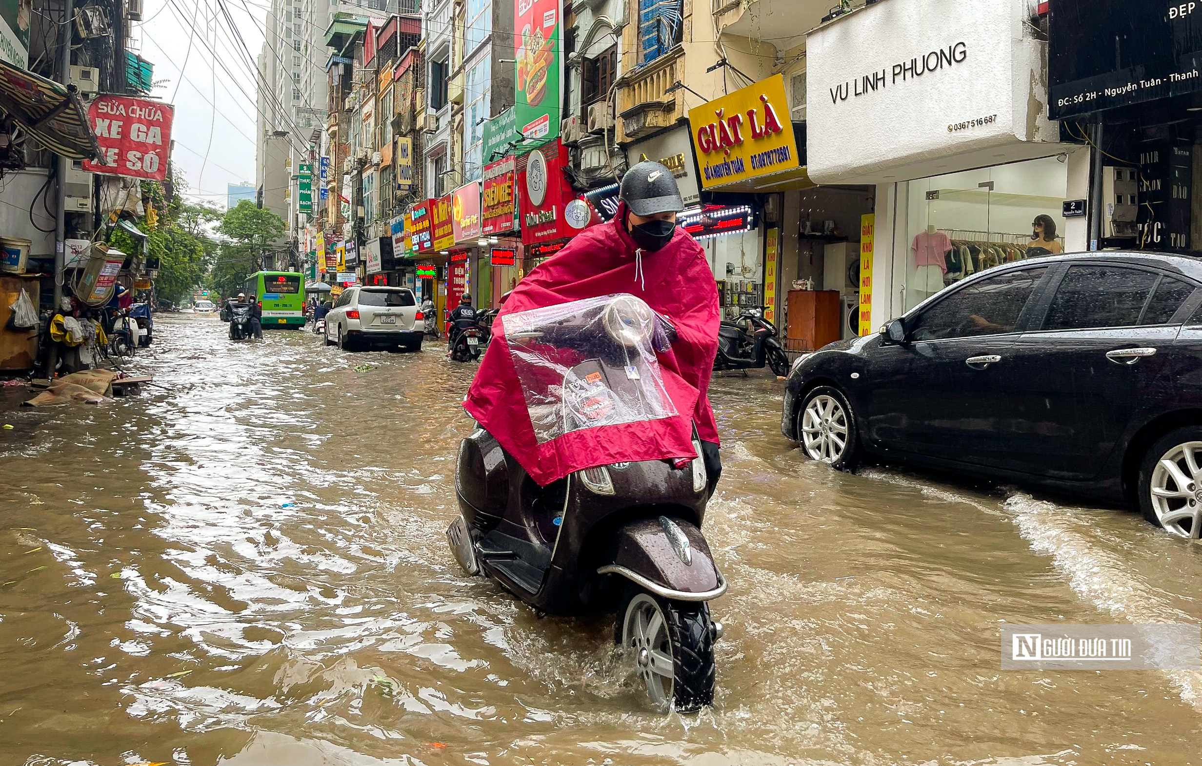 Dân sinh - Cơn mưa lớn bất chợt giữa trưa khiến đường phố Hà Nội ngập sâu (Hình 9).