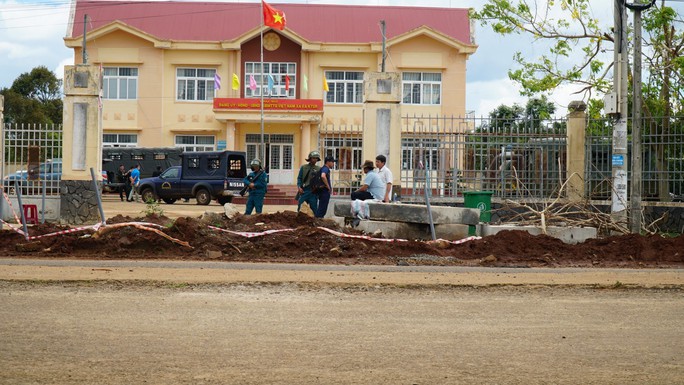 Thêm 3 đối tượng liên quan vụ tấn công trụ sở xã ở Đắk Lắk ra đầu thú - Ảnh 1.