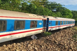 Bình Thuận: Tàu hỏa bị trật bánh tuyến đường sắt Bắc - Nam tạm dừng