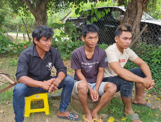 Ba con tin bị nhóm tấn công trụ sở xã ở Đắk Lắk bắt cóc đã về nhà - Ảnh 1.