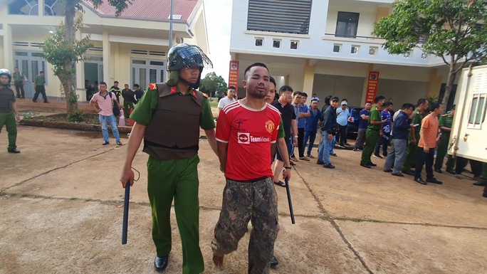 Ra quyết định tạm giữ hình sự hơn 30 đối tượng trong vụ tấn công trụ sở xã ở Đắk Lắk - Ảnh 1.