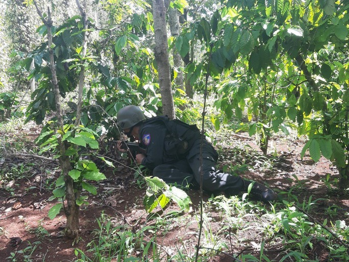 Hình ảnh cảnh sát đặc nhiệm truy bắt các đối tượng tấn công trụ sở Đắk Lắk - Ảnh 6.