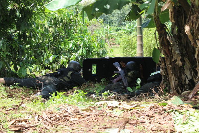 Hình ảnh cảnh sát đặc nhiệm truy bắt các đối tượng tấn công trụ sở Đắk Lắk - Ảnh 7.