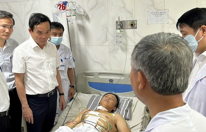 Thông tin về sức khỏe của 2 cán bộ công an bị thương trong vụ trụ sở xã ở Đắk Lắk bị tấn công - Ảnh 1.