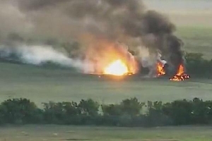 Tổ hợp phòng không đắt đỏ Avenger bốc cháy dữ dội sau đòn tấn công của Nga