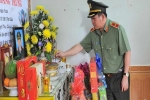 Thiếu tướng Đinh Văn Nơi thăm hỏi gia đình các liệt sĩ trong vụ tấn công trụ sở xã ở Đắk Lắk