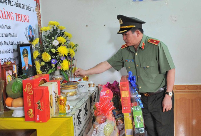 Thiếu tướng Đinh Văn Nơi thăm hỏi gia đình các liệt sĩ trong vụ tấn công trụ sở xã ở Đắk Lắk - Ảnh 1.