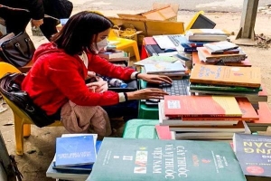 Hà Nội: Triệt phá kho xưởng, thu giữ hơn 100 tấn sách giả