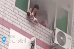 Nhà cháy dữ dội, người mẹ Trung Quốc tuyệt vọng thả con 40 ngày tuổi từ tầng 3