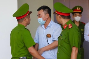 Chuyển 2,65 triệu USD 'chạy án', cựu phó giám đốc Công an Hà Nội khóc nghẹn tại tòa