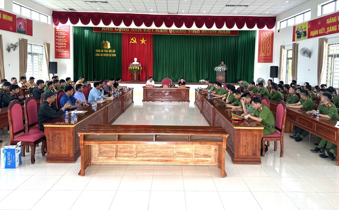 Thưởng nóng 5 người dân và các đơn vị bắt giữ 3 đối tượng truy nã đặc biệt ở Đắk Lắk - Ảnh 1.