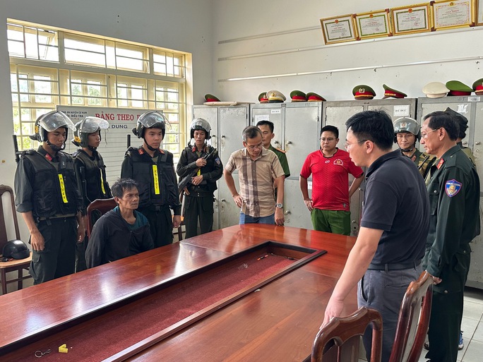 Thưởng nóng 5 người dân và các đơn vị bắt giữ 3 đối tượng truy nã đặc biệt ở Đắk Lắk - Ảnh 3.
